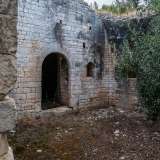 Un edificio per� � conservato meglio...